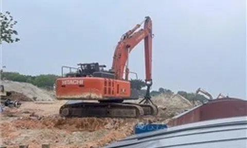 Xử lý phương tiện chở cát không rõ nguồn gốc trên sông Hồng