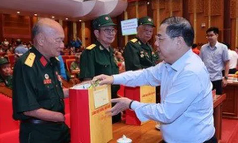 Phó Thủ tướng Thường trực Phạm Gia Túc thăm, tặng quà người có công, công nhân, người lao động tỉnh Quảng Ninh