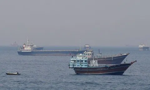 Thế bế tắc tại eo biển Hormuz khiến 20.000 thuyền viên mắc kẹt trên các tàu hàng