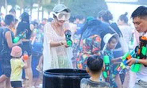 Đến biển Đà Nẵng, du khách vui 'quên lối về' khi tham gia đại chiến súng nước