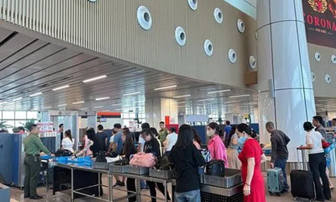 Người dân “ùn ùn” quay lại Tp.HCM sau nghỉ lễ, giao thông gặp nhiều khó khăn