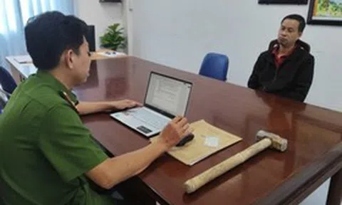 Bắt gã đàn ông đập phá 6 hũ hài cốt của gia đình bạn gái