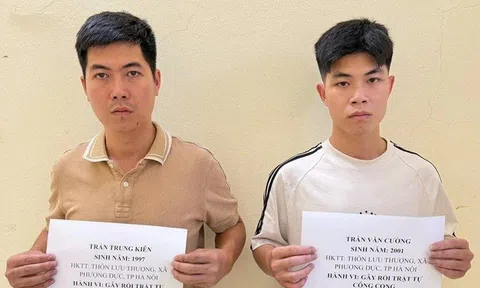 Nghi bố ngoại tình với chủ tiệm cắt tóc, 2 anh em xông vào quán đánh ghen