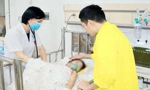 Khoảnh khắc thót tim: Bé 3 tuổi chui cổng sắt, suýt mất mạng