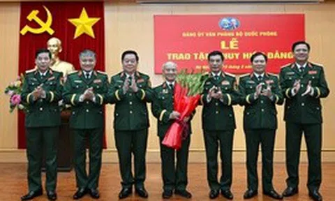 Đại tướng Phan Văn Giang trao Huy hiệu 70 năm tuổi Đảng tặng Đại tướng Phạm Văn Trà