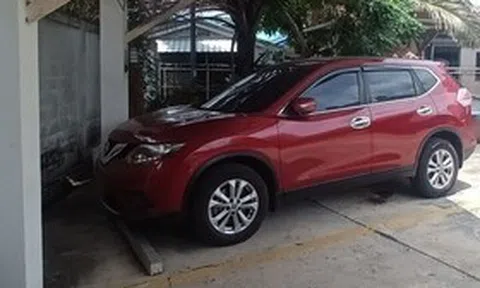 Phát hiện người phụ nữ 37 tuổi tử vong trong xe ô tô màu đỏ