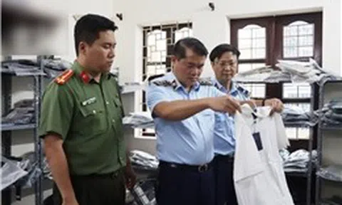 Phát hiện điểm chứa trữ quần áo, giày dép nghi giả mạo nhiều thương hiệu nổi tiếng