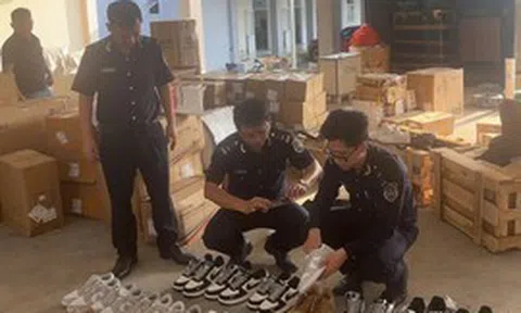 Hải quan liên tiếp phát hiện nhiều lô hàng nhái Nike, Adidas