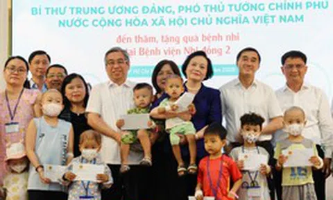 Phó Thủ tướng Phạm Thị Thanh Trà thăm bệnh nhi ung thư tại Bệnh viện Nhi đồng 2