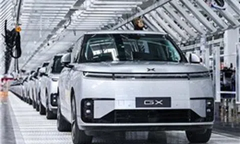 Hãng xe Trung Quốc sản xuất hàng loạt robotaxi, mở mặt trận mới với Tesla
