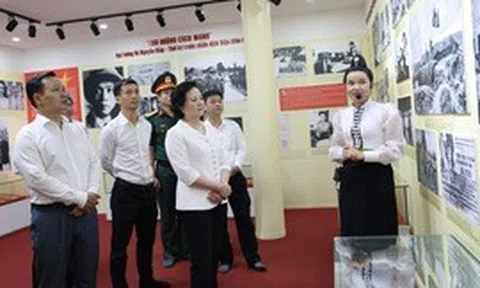 Phó Thủ tướng Phạm Thị Thanh Trà dâng hương tưởng niệm tại nơi đặt Sở Chỉ huy Chiến dịch Điện Biên Phủ