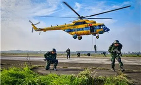 Chiến sĩ đặc công, trinh sát đặc nhiệm huấn luyện nhảy dù tại sân bay Biên Hòa