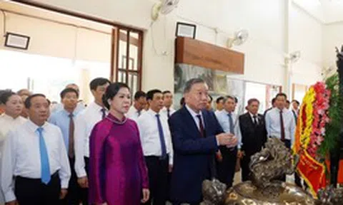 Tổng Bí thư, Chủ tịch nước và Phu nhân thăm Khu di tích Chủ tịch Hồ Chí Minh ở Udon Thani