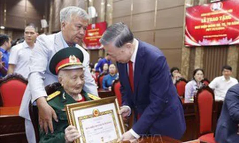 Kết luận của Bộ Chính trị về trao tặng Huy hiệu 80 năm tuổi Đảng trở lên
