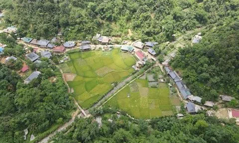 Khám phá hang động 250 triệu năm tuổi, hút khách Tây trekking ở Pù Luông