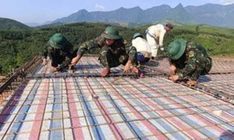 Bộ đội góp sức xây dựng trường nội trú liên cấp vùng biên giới Quảng Trị