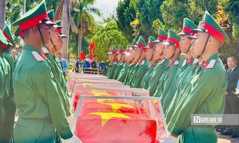 Nghẹn ngào tiễn đưa 18 liệt sĩ hy sinh tại Campuchia về đất mẹ