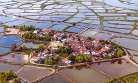 Ngôi làng độc đáo như 'ốc đảo' ngủ quên
