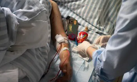 Bé trai 10 tuổi suýt tử vong vì uống nước kiểu "lạ đời", bác sĩ nói thẳng điều nguy hiểm ít ai ngờ