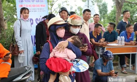 Lời nhắn gửi sau cánh cổng trường thi: Kết quả thế nào cũng được, miễn con nỗ lực hết mình