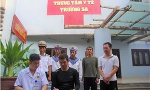 Bệnh nhân bị viêm loét dạ dày được Bệnh xá đảo Trường Sa cho xuất viện