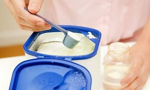 Bé trai 3 tháng tuổi nhập viện cấp cứu vì cha mẹ pha sữa bằng loại nước này