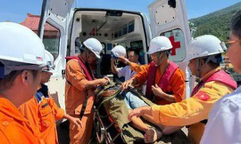 Xuyên đêm cứu nạn thành công ngư dân bị bệnh trên biển Đông
