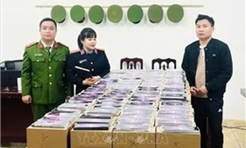 Bắt đối tượng bán hàng hóa giả mạo nhãn hiệu 'Samsung'