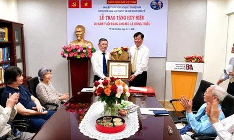 Trao Huy hiệu 45 năm tuổi Đảng cho Luật gia Lê Đông Triều