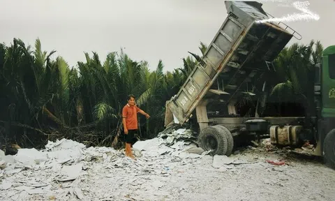 Khởi tố đối tượng đổ gần 600 tấn chất thải xi măng sợi ra môi trường