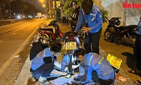Theo chân đội SOS Bà Điểm vá xe miễn phí xuyên đêm
