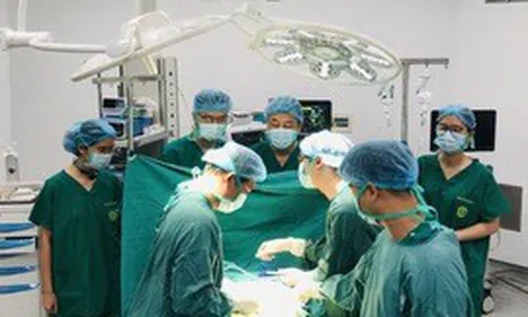 Ca mổ cấp cứu đầu tiên xuyên đêm tại Bệnh viện Bạch Mai cơ sở Ninh Bình cứu người bệnh có nguy cơ liệt 2 chân