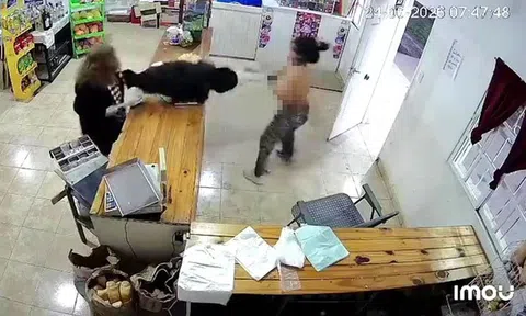 Vào cửa hàng trộm tiền, người phụ nữ bị "lột sạch" áo