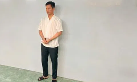 Tạm giam người đàn ông dùng ly thủy tinh đánh nữ nhân viên quán karaoke