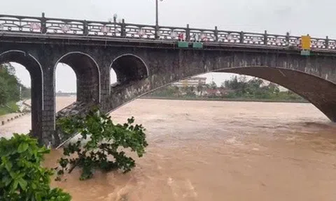 Lũ trên một số sông có thể dâng tới 6m, 8 tỉnh thành khẩn trương ứng phó
