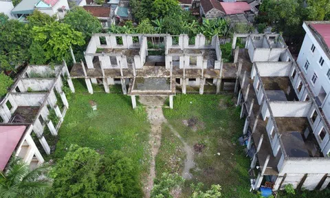 Nhà lớp học 2 tầng xây dở bỏ hoang, nhiều học sinh thiếu nhà vệ sinh