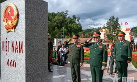 Đại tướng Phan Văn Giang dự các hoạt động Giao lưu quốc phòng biên giới tại Lào