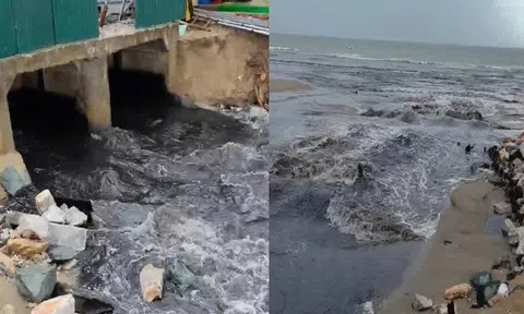 Nước màu đen chảy ra biển Sầm Sơn khi du khách đang tắm