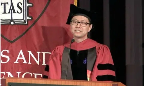 Chàng trai 2 lần bị trường đại học từ chối nay trở thành tiến sĩ Harvard, bài phát biểu gây xúc động
