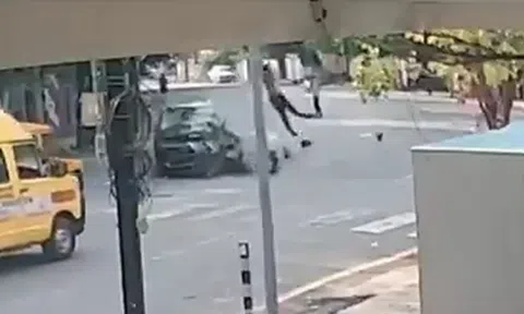 Ô tô đâm trúng thiếu niên đi xe máy, tài xế bỏ chạy khỏi hiện trường