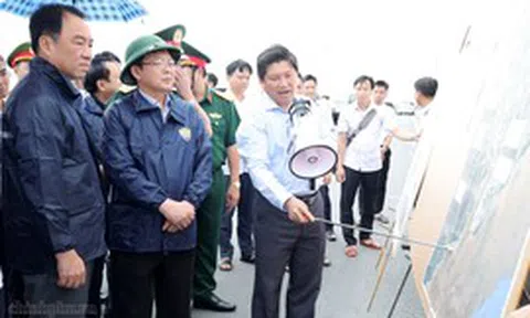 Phó Thủ tướng Hồ Quốc Dũng khảo sát tình hình sạt lở tại khu vực Gành Hào, Cà Mau