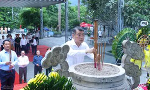 Thủ tướng Lê Minh Hưng dâng hương tại Nghĩa trang liệt sĩ quốc gia Vị Xuyên (Tuyên Quang)
