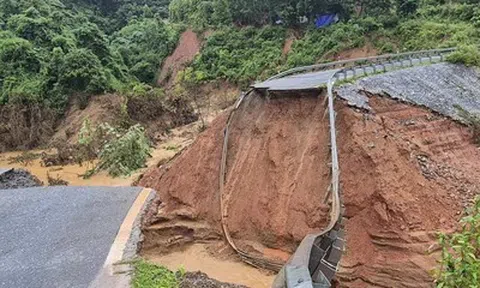 Lũ dữ cuốn đứt ngang Quốc lộ 12, giao thông Lai Châu - Điện Biên tê liệt