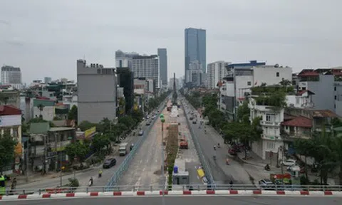 Hà Nội: Rào chắn gần 500m đường Văn Cao để thi công ga metro Quần Ngựa