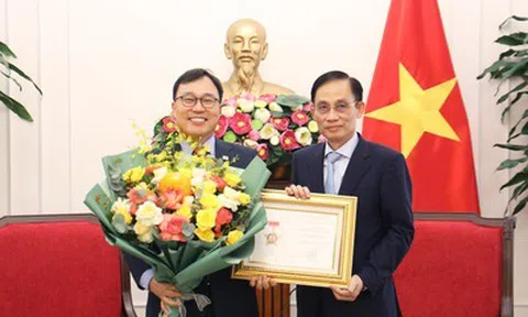Bộ trưởng Bộ Ngoại giao tiếp Đại sứ Hàn Quốc tại Việt Nam Choi Young Sam chào từ biệt