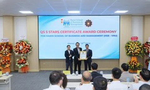 Trao chứng nhận cho trường công lập đầu tiên của Việt Nam đạt QS Stars 5 sao