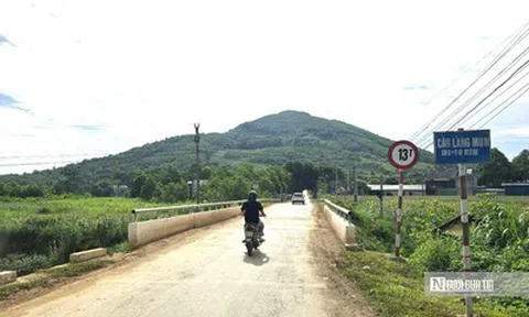 Vụ cầu 13 tấn "cõng" dàn xe đầu kéo chở đất: Xe dừng hoạt động khi CSGT vào cuộc