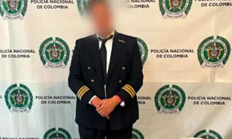 Colombia: Bắt người đàn ông cải trang thành phi công, quấn chất cấm quanh người