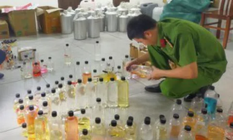 Phá đường dây sản xuất, bán nước hoa giả trên Shopee, khởi tố 13 bị can