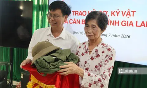 "Được tận tay chạm vào kỷ vật của cha"